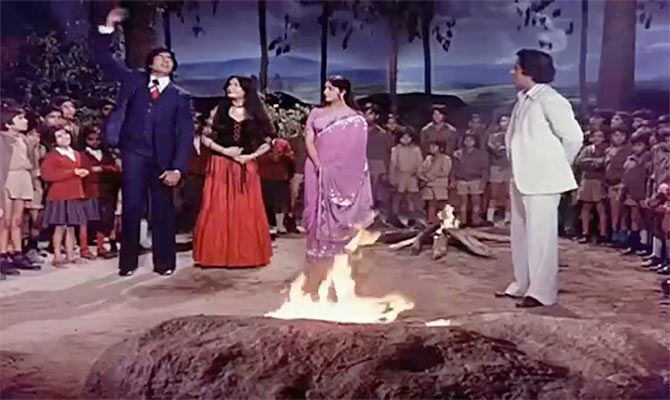 Amitabh Bachchan, Parveen Babi, Hema Malini and Shashi Kapoor in Do Aur Do Paanch