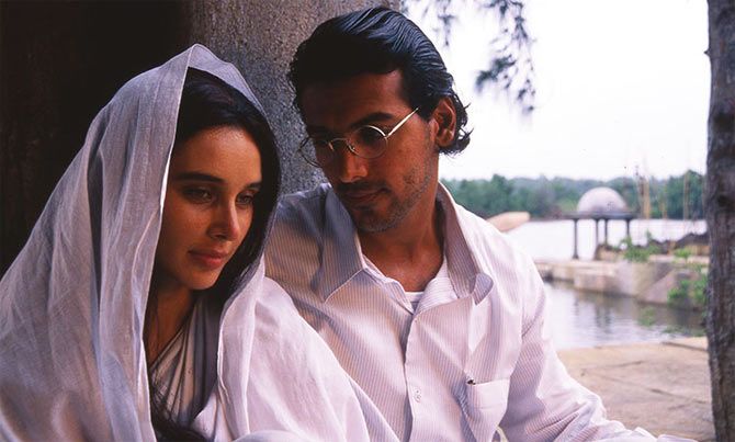 Lisa Ray and John Abraham in Water