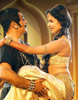 Kamal Haasan and Pooja Kumar in Uttama Villain