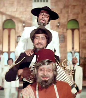 Amitabh Bachchan, Vinod Khanna, Rishi Kapoor in Amar Akbar Anthony