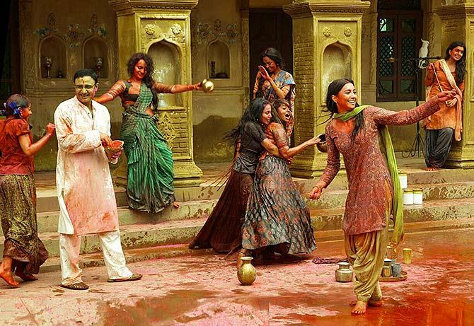 PIX: Vidya Balan plays Holi with the Begum Jaan team - Rediff.com Movies