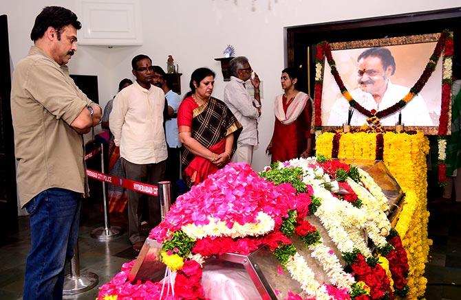 Stars, politicians pay respects to Nandamuri Harikrishna - Rediff.com