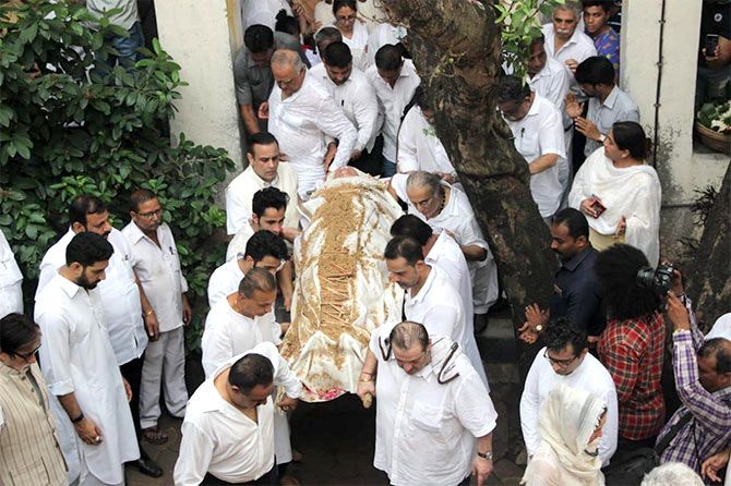 An era ends: Krishna Raj Kapoor's cortege makes its final journey, October 1, 2018