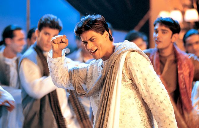 Shah Rukh Khan dances to Bole chudiyan in Kabhi Khushi Kabhie Gham...