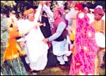 Vijay Goel dancing with Vajpayee during holi. Photo courtesy: Vijay Goel