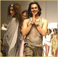 Designer Aki Narula at the LIFW 2003