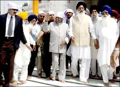 Kalam (3rd from right) waving to devotees at the Golden Temple