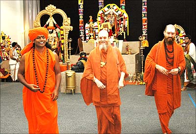 Paramahamsa Nithyananda, Satguru Bodhinatha Veylanswami and Swami Sarvadevananda at the inauguration
