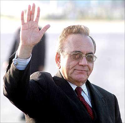 Pakistan Foreign Minister Khursheed Mehmood Kasuri waves to mediapersons on arrival in New Delhi.