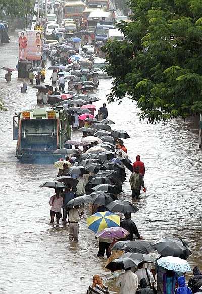 Traffic and commuters in Mumbai