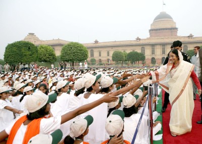 President Pratibha Patil greets the children at the Rashtrapati Bhavan