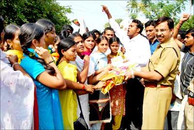 Youngsters greet SP C V Sajjanar