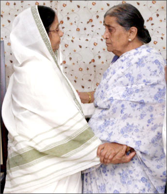 President Prathibhatai Patil consoling Vijay Salaskar's mother at his residence