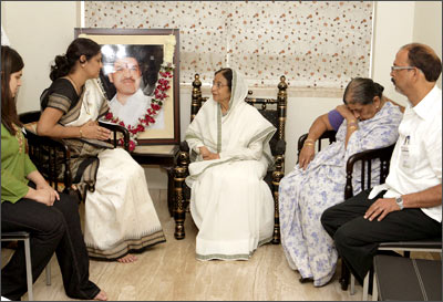 From left: Divya Salaskar, Smita Salaskar, President Pratibhatai Patil, Vijay Salaskar's mother and younger brother Dilip