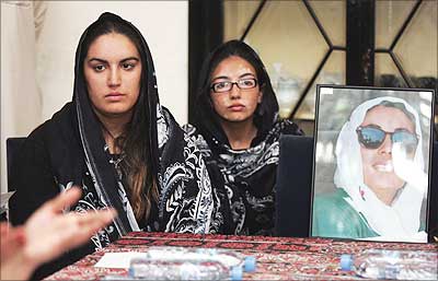 Bakhtawar Bhutto with her mother