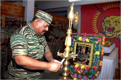 LTTE chief Velupillai Prabhakaran pays his last respect to senior LTTE strategist Balasegaram Kandish