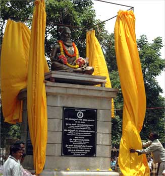 Saint Thiruvalluvar's statue