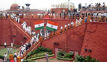 Crowds leave the historic Red Fort after the Independence Day speech by India's Prime Minister Manmohan Singh in Delhi