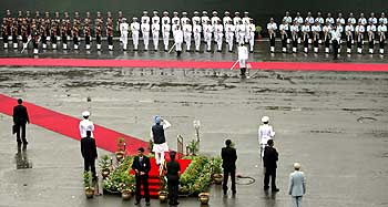 Manmohan Singh salutes a guard of honour before addressing the nation