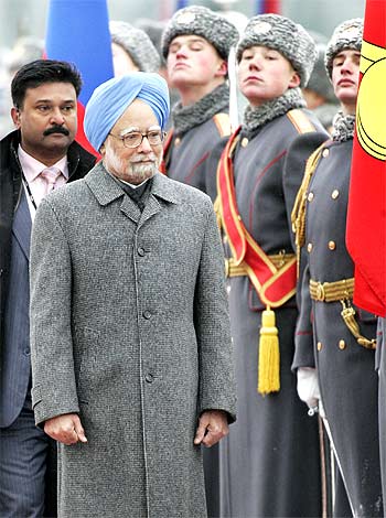 India's Prime Minister Manmohan Singh (2nd L) inspects the guard of honour at Vnukovo airport outside Moscow