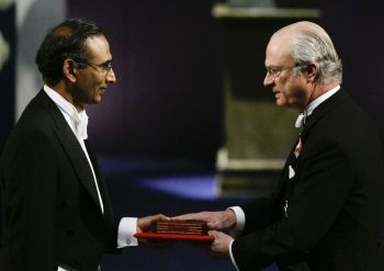 Dr Venkatraman receives the 2009 Nobel Prize in Chemistry from Sweden's King Carl XVI Gustaf at the Concert Hall in Stockholm