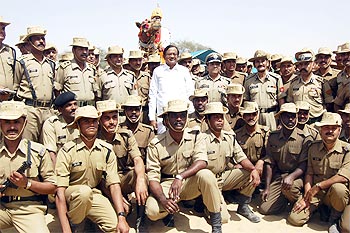 Home Minister P Chidambaram poses with security personnel at Satpal post of the India-Pak border