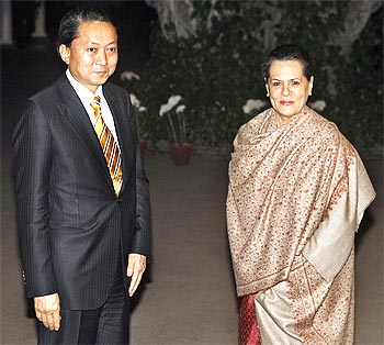 Japanese Prime Minister Yukio Hatoyama (Left) with Congress chief Sonia Gandhi in New Delhi