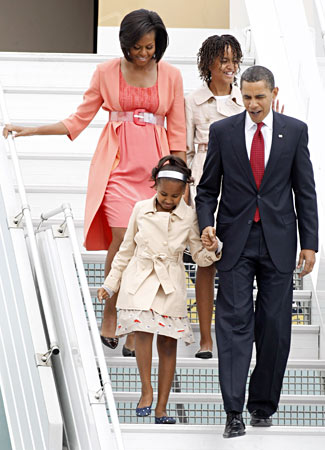 US President Barack Obama (R), first lady Michelle Obama (L), daughters Sasha (L) and Malia step off Air Force One as they arrive at Vnukovo airport outside Moscow