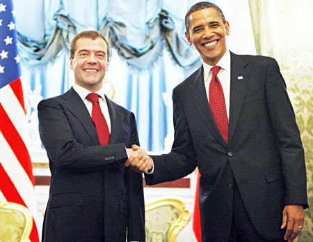 US President Barack Obama (R) shakes hands with Russian President Dmitry Medvedev at the Kremlin