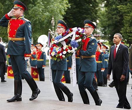 US President Barack Obama takes part in a wreath laying ceremony at the Russian Tomb of the Unknown Soldier in Moscow