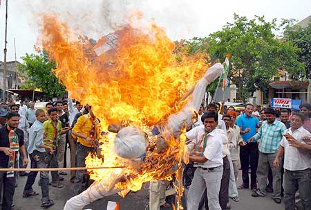 Congress workers burn the effigy of state home minister Amit Shah in protest