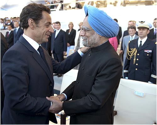 France's President Nicolas Sarkozy with Prime Minister Manmohan Singh at the parade