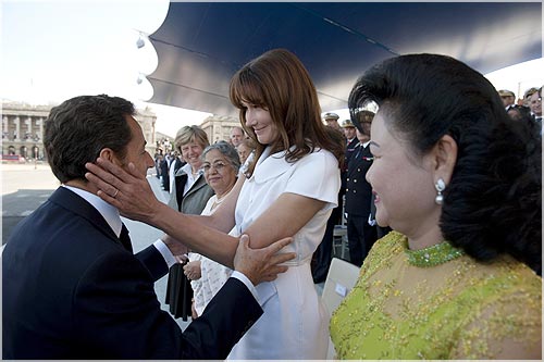 France's President Nicolas Sarkozy with his wife Carla Bruni-Sarkozy at the Place de la Concorde