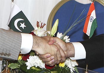 Gilani shakes hands with Dr Singh