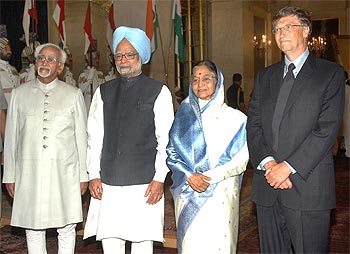 President Pratibha Patil, Vice President Mohammad Hamid Ansari, Prime Minister Manmohan Singh and Bill Gates pose for a photograph