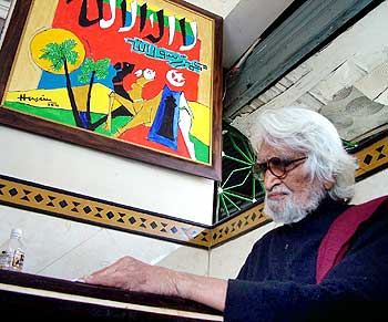A photograph of painter M F Husain at a restaurant in Ahmedabad