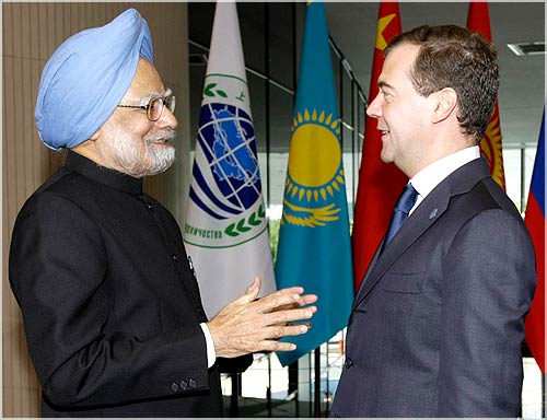 Russian President Dmitry Medvedev (R) and Indian Prime Minister Manmohan Singh meet in Yekaterinburg