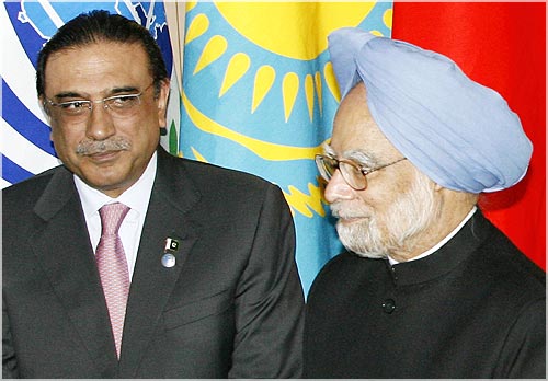 Pakistani President Asif Ali Zardari and Indian Prime Minister Manmohan Singh proceed to line up for a photo at the Shanghai Cooperation Organisation summit in Yekaterinburg