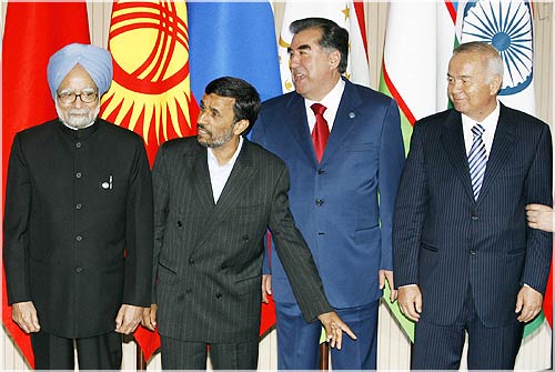 Indian Prime Minister Manmohan Singh (L-R), Iranian President Mahmoud Ahmadinejad, Tajikistan's President Imomali Rakhmon, and Uzbek President Islam Karimov line up for a photo at the SCO summit