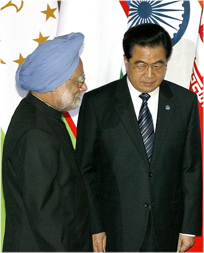 Indian Prime Minister Manmohan Singh and Chinese President Hu Jintao at a photo shoot in the SCO summit.
