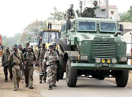 Police and paramilitary soldiers move towards Lalgarh