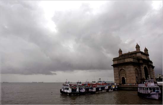 Monsoon clouds gather over the Gateway of India in Mumbai August 1, 2007. Torrential rains accompanied by strong storms over large parts of the subcontinent have brought down houses, uprooted trees and disrupted power to hundreds of villages.