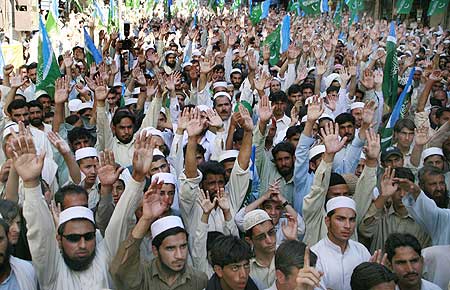 Hundreds of Jamaat-e-Islami activists demonstrate in Peshawar against US airstrikes