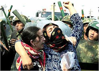 Women confront security forces in Urumqi, Xinjiang
