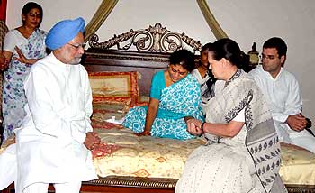 Manmohan Singh and Sonia Gandhi console YSR's wife at her residence