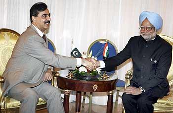 Pakistan Prime Minister Yousuf Raza Gilani with Dr Manmohan Singh in Sharm-el-Sheikh