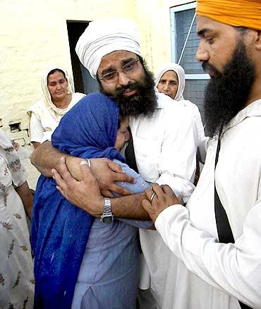 Kuldeep's brother Jaswinder consoles his mother