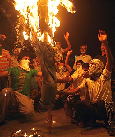 Demonstrators burn an effigy of Kashmir's Chief Minister Omar Abdullah in Srinagar