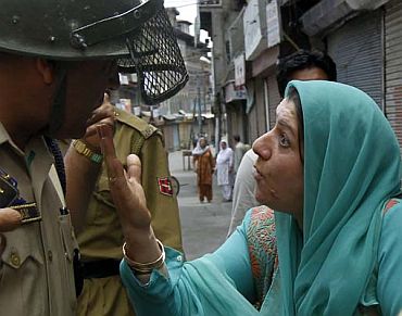 A Kashmiri woman argues with a police officer