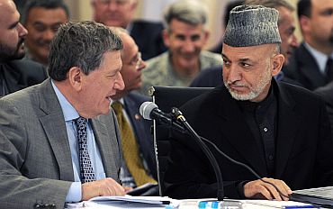 Richard Holbrooke talks to Afghanistan President Hamid Karzai in Kabul